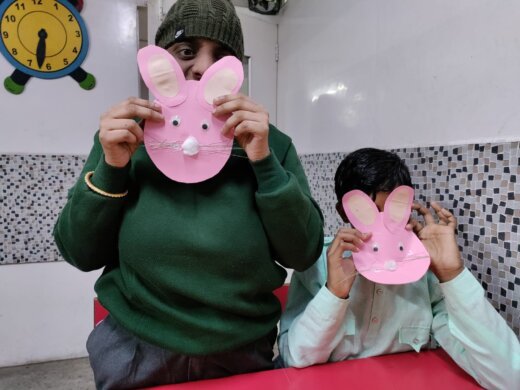 Students made rabbits with colorful sheets in a craft session.